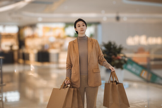 高端商场独自购物的年轻女性