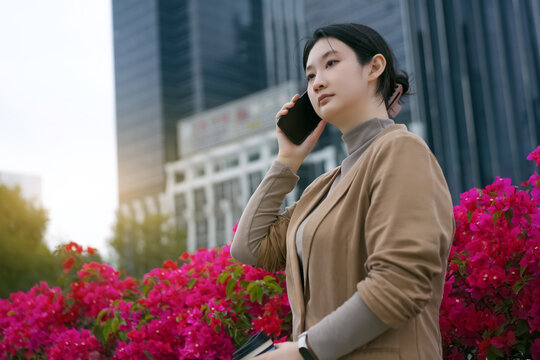 行走在户外打电话的职业女性