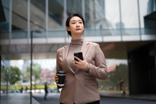 户外走在城市街道上的自信女性