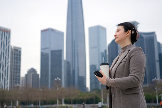 摩天大楼外职业女性打电话