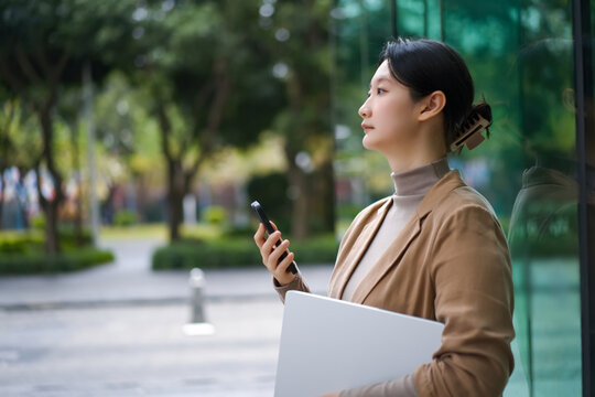 在户外城市景观中自信女性思考