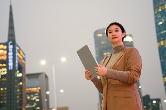 在城市夜晚里敬业女性处理文件