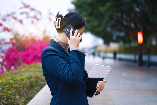 职业女性在城市街道上电话沟通