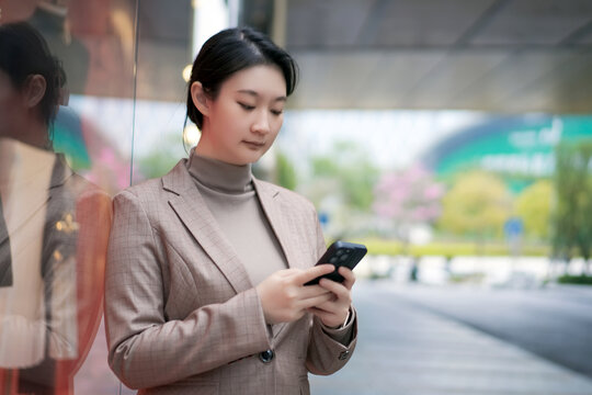 职业女性在城市街道上发短信