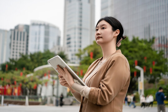 职业女性户外使用平板电脑