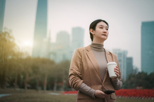 赋权女性茶歇行走在户外