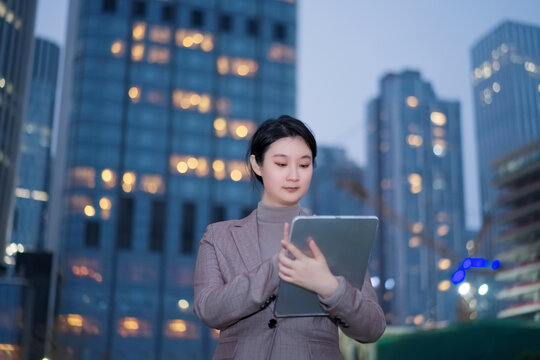 城市夜晚里职业女性游览电子邮件