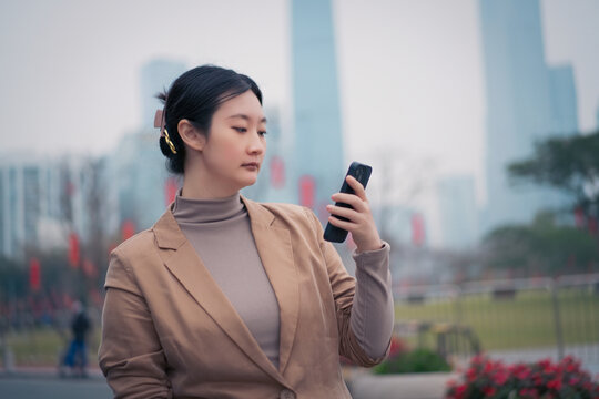 在户外看手机电子邮件的赋权女性