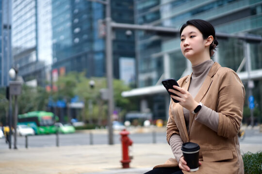 在户外使用手机的自信女性