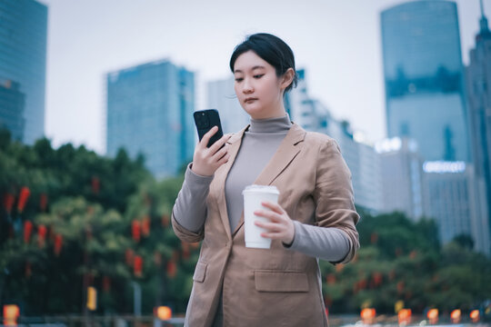 户外茶歇游览邮件的自信女子