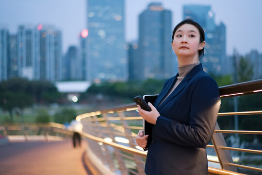 在城市桥上的职业女性