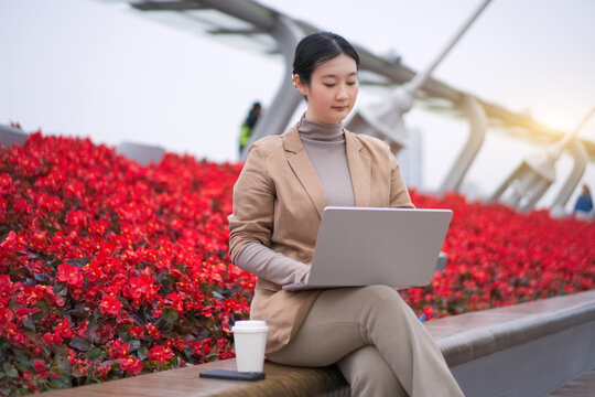 在户外移动办公的职业女性