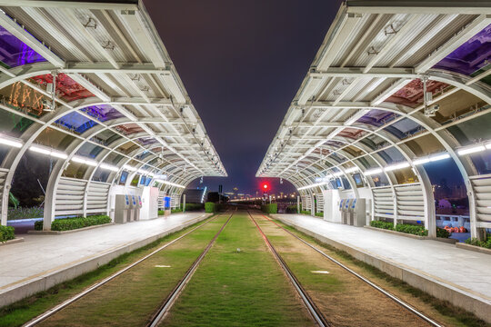 城市轻轨站夜景