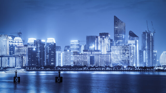 蓝调时刻的杭州金融区建筑