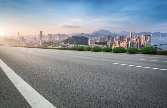 高速公路天际线与城市景观