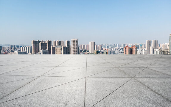 地砖观景台与城市景观