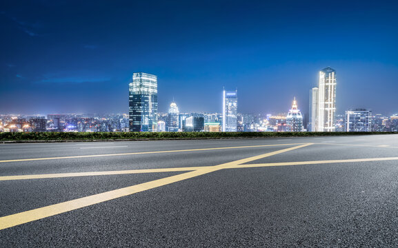 柏油马路与城市景观夜景