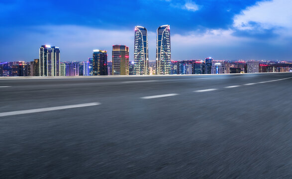 高速公路天际线与城市夜景