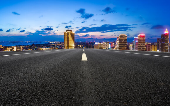 公路与城市夜景