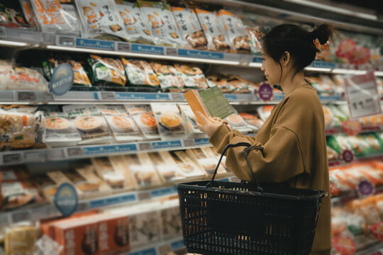 超市货架选择健康食品的女性