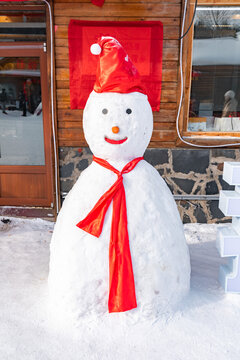 雪乡雪景旅游民宿堆雪人