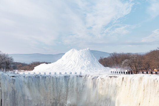 镜泊湖冬季雪山吊水楼冰瀑布