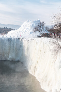 镜泊湖冬季雪山吊水楼冰瀑布