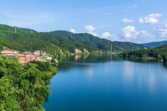 青山河流村庄