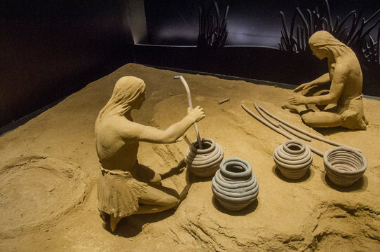 远古人类的制陶场景