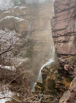 红石峡瀑布雪景