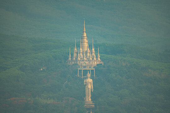 长焦拍摄勐泐大佛寺佛像金塔