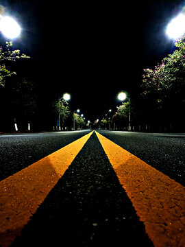 夜晚的公路
