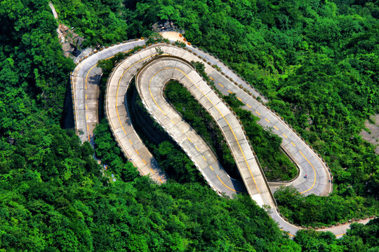 张家界天门山盘山路