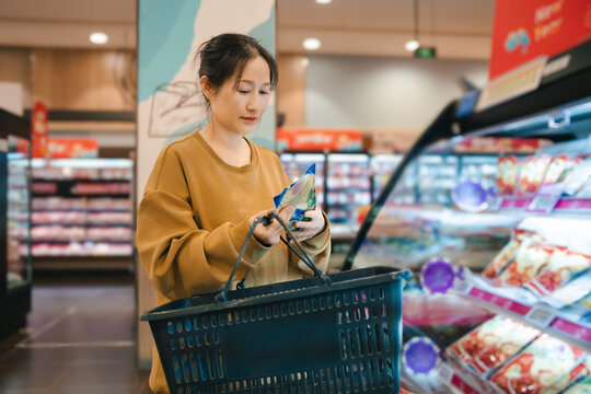 便利店女性查看食品标签