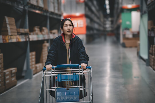 家居商场女性购物的背景素材