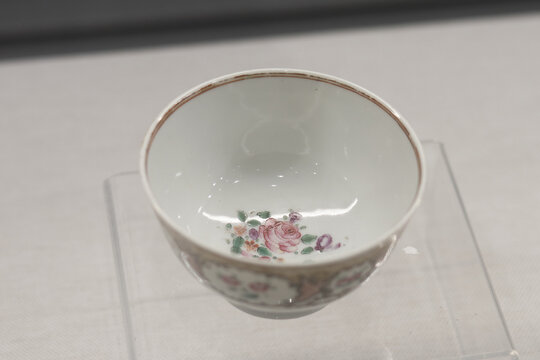 广彩花卉纹杯