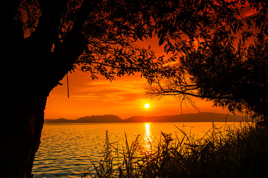 高原湖泊滇池日落黄昏