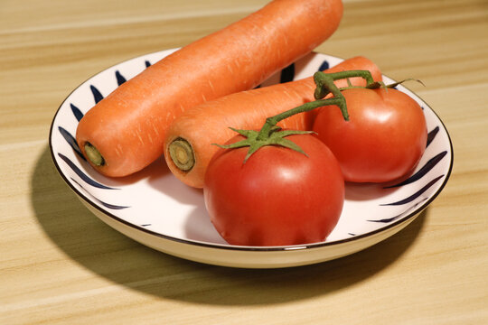 西红柿胡萝卜蔬菜拼盘