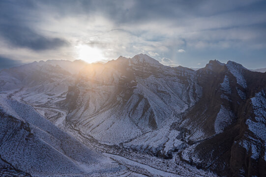 航拍逆光山脉夕阳