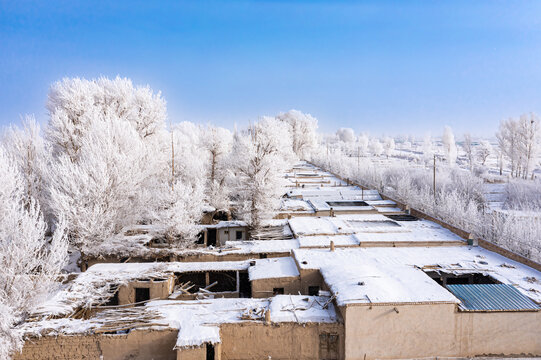 航拍北方冬天农村田园雾凇雪景