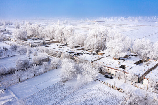 航拍北方冬天农村田园雾凇雪景