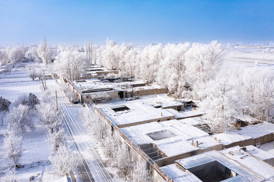 航拍北方冬天农村田园雾凇雪景