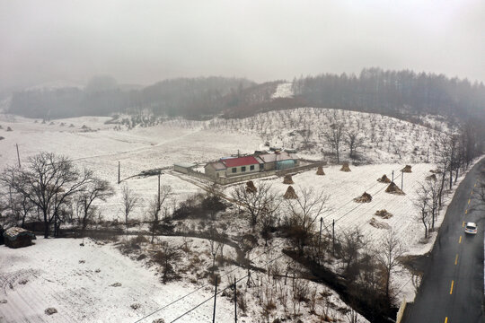 丘陵下的田地和房屋