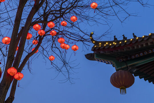 定州崇文街红灯笼与古建筑夜景