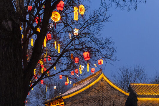 定州崇文街红灯笼与古建筑夜景