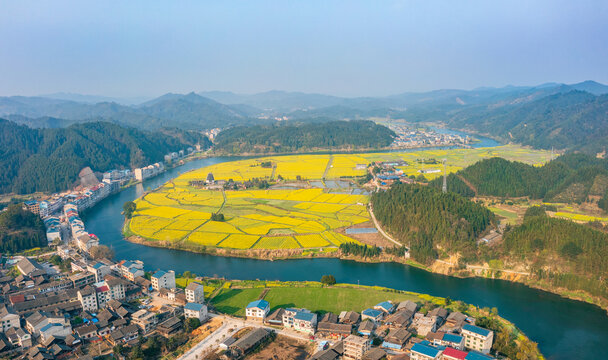 湖南通道播阳乡村油菜花山水景