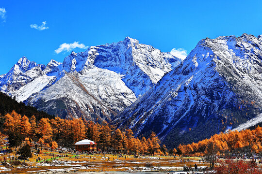 航拍四川毕棚沟燕子岩秋景