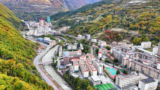 航拍四川阿坝奶子沟秋景彩林