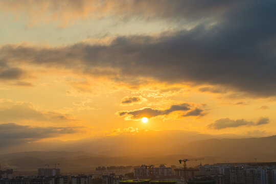 落日夕阳下的景洪市