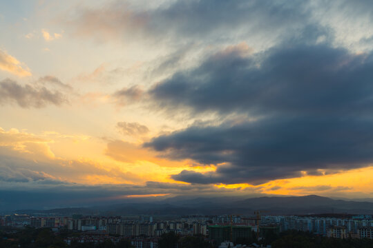 落日夕阳下的景洪市